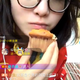 Fu Yuanhui eats cupcakes in the live stream.